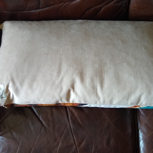 Coast & Valley. Entirely designed and made in France. 26x15". Velvet. Down fill. - Picture 5 of 6